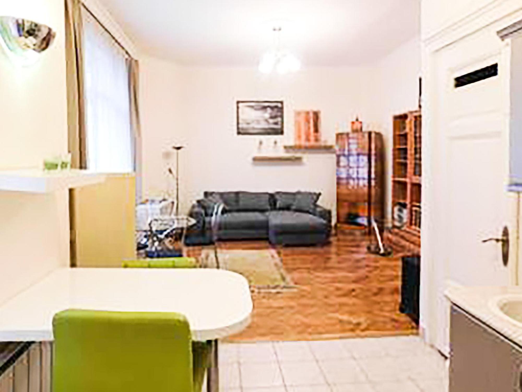 Apartment Eye House *